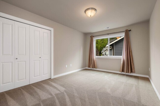 Building Photo - Spacious 5-Bedroom Home with Loft in Beautiful Carnation