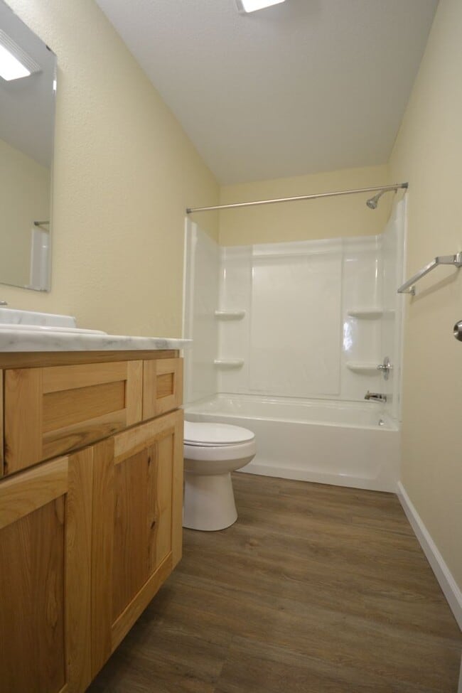 Building Photo - Spacious 3 Bed, 1.5 Bath Fourplex Unit in Buffalo, MO