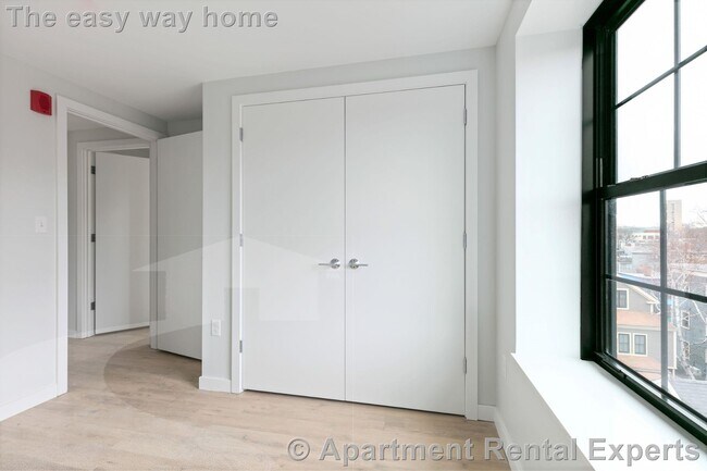 Building Photo - 10 Soden St