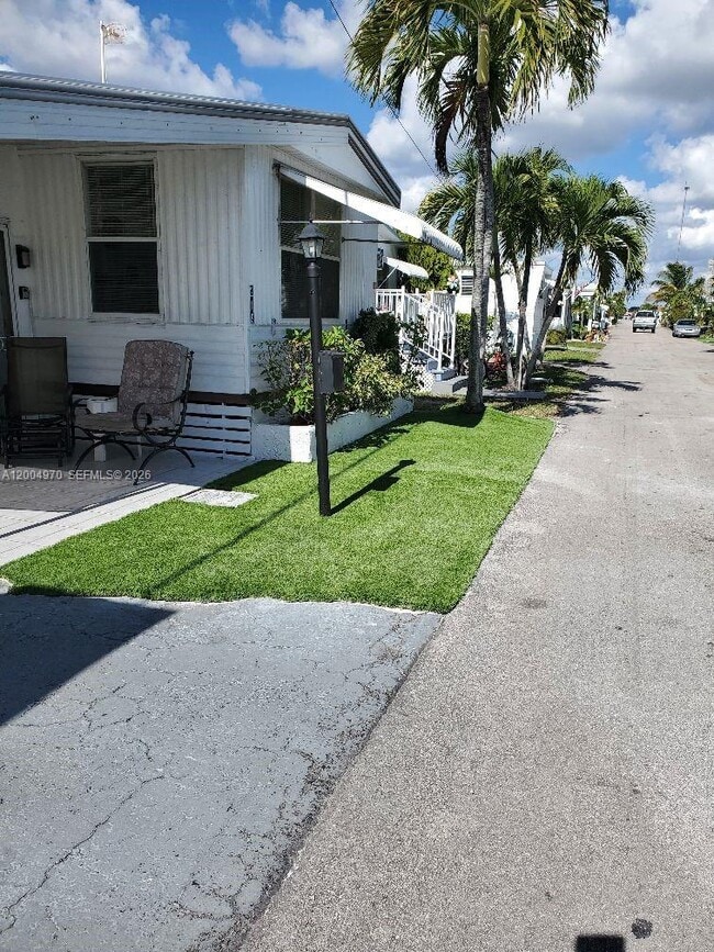 Building Photo - 219 W Lake Dr