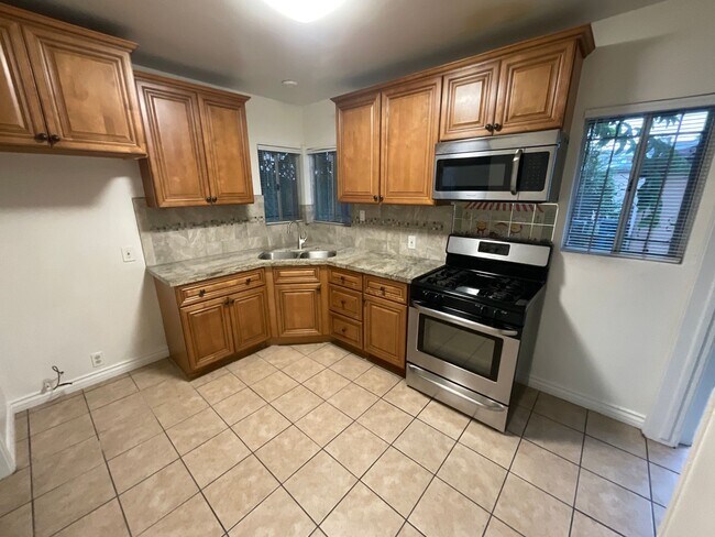 Building Photo - 515-521 S Tamarind Ave