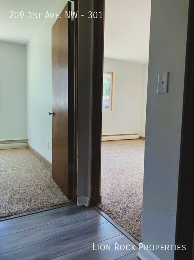 Building Photo - Your Modern Oasis in Osseo for $1,200/mont...
