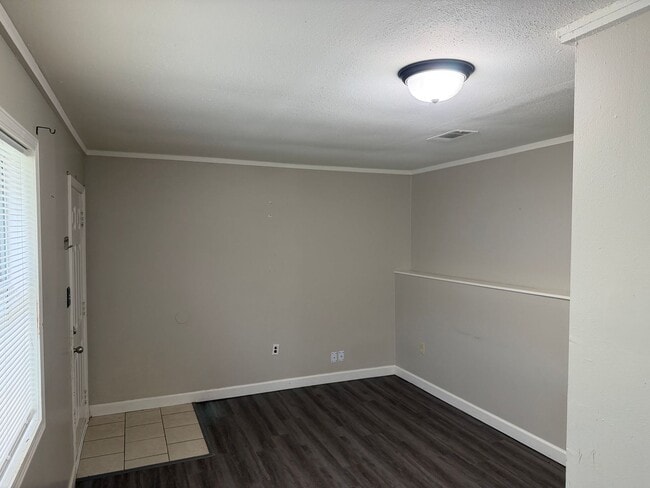 Building Photo - 2 Bed 1 Bath Duplex