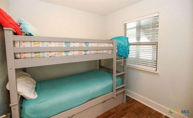 Building Photo - 104 Cove E