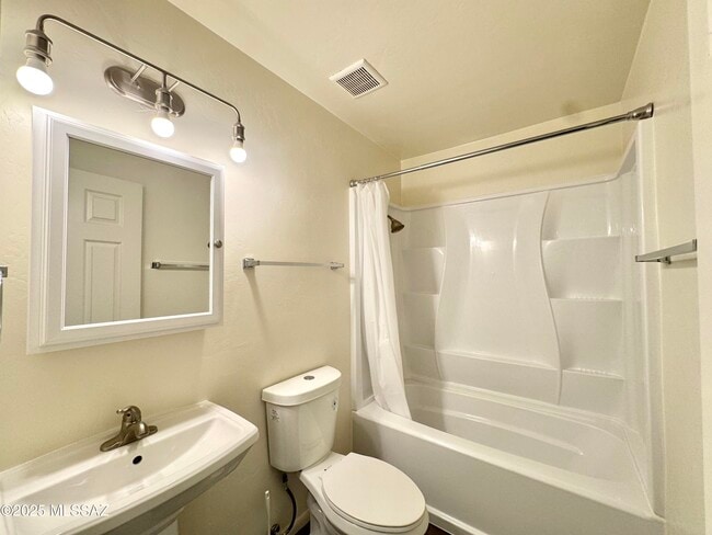 Building Photo - 3323 E Blacklidge Dr