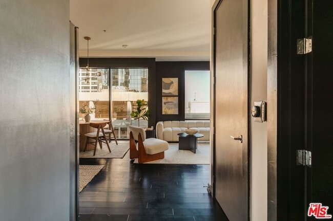 Building Photo - 655 S Hope St