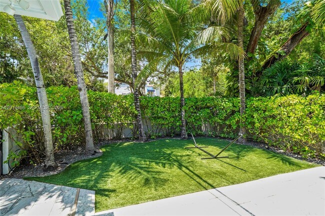 Building Photo - 711 Sunset Dr