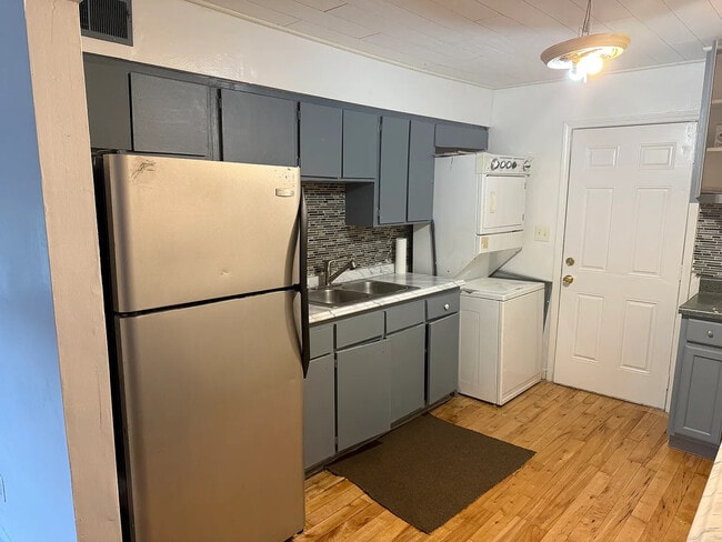 Building Photo - Room in Apartment on Dunlap Ave