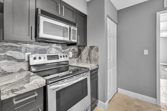 Building Photo - 2820 N Oakland Forest Dr