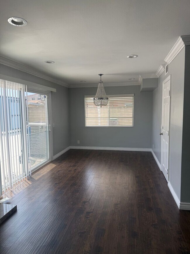 Building Photo - AWESOME 4 BEDROOM 3 BATH HOME