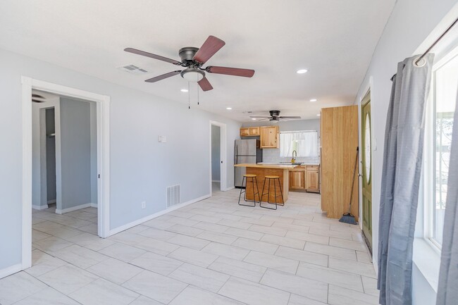 Building Photo - Adorable updated 2 Bedroom 1 Bath Home on ...