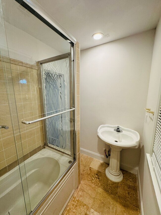 Building Photo - 4-Bedroom just perfect for your family