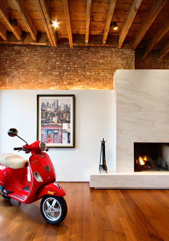 Building Photo - Prime SoHo - Stunning PH Loft with Roof