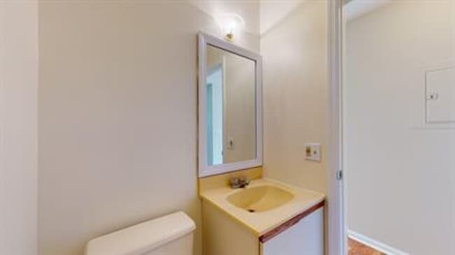 Building Photo - 2 Bedroom 2.5 Bath Townhouse