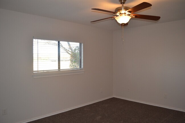 Building Photo - Newly remodeled 3 bed 2 bath