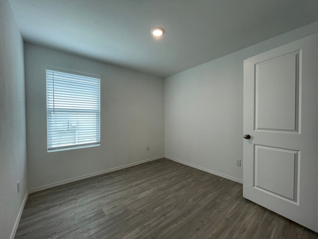 Building Photo - Single Family Home For Rent