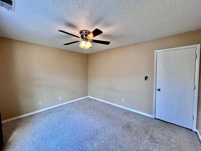 Building Photo - 2 bedroom 2 bathroom condo blocks from the Virginia Beach Oceanfront.