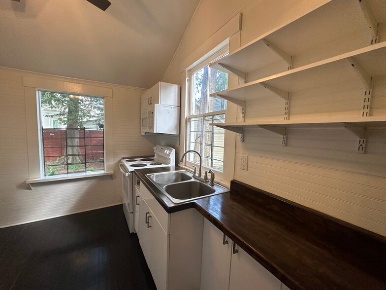 Kitchen - 3821 Dauphine St
