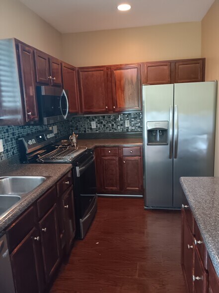 Building Photo - 250 Amal Dr SW