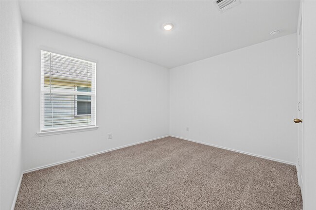 Building Photo - 3030 Lake Crest Dr