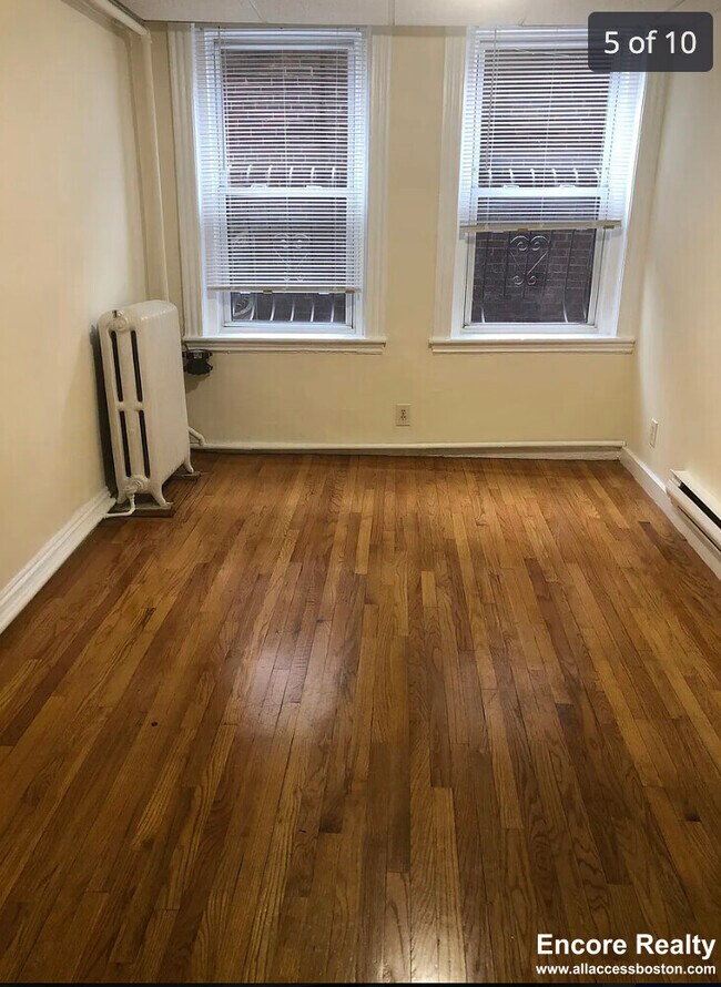 Building Photo - 352 Riverway