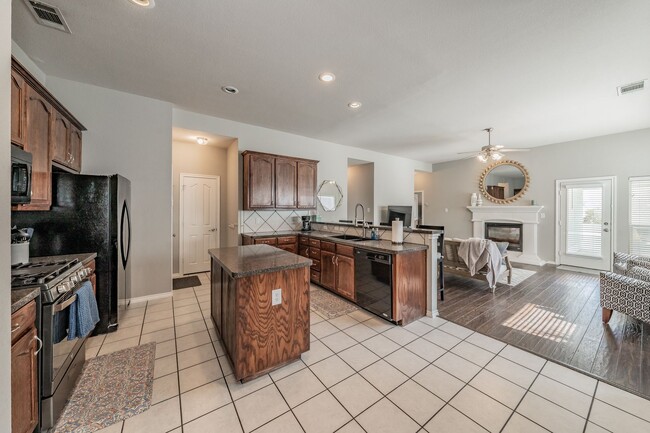 Building Photo - The Best in Texas: 3Bed/2Bath w/Spacious Ensuite
