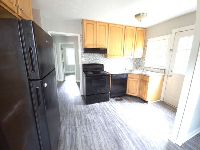 Building Photo - Two bedroom house in Churchill