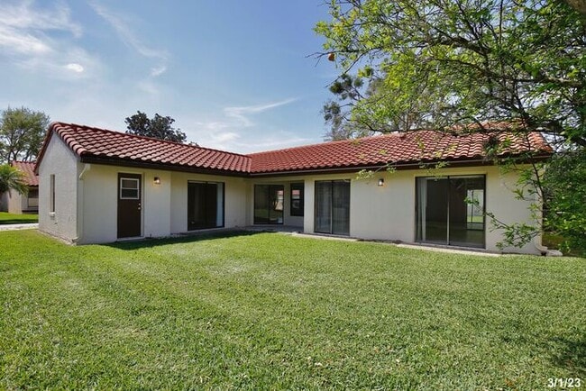 Building Photo - Gorgeous 2/2 Spacious Home with a Large Ba...