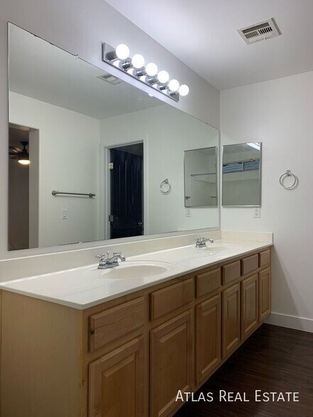 Building Photo - 4125 E Baylor Ln