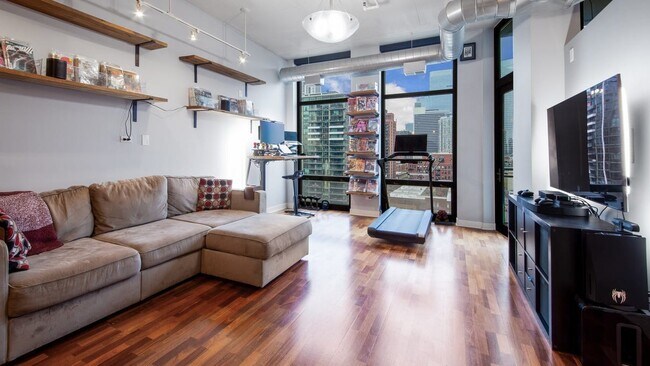 Building Photo - 740 W Fulton St