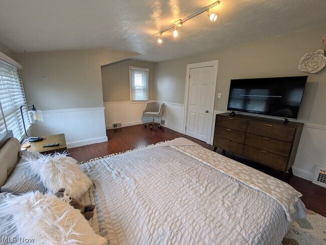 Building Photo - 1902 Harding Dr