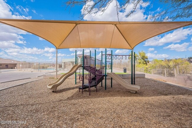 Building Photo - 4 Bedroom Home with Community Pool in Vail...