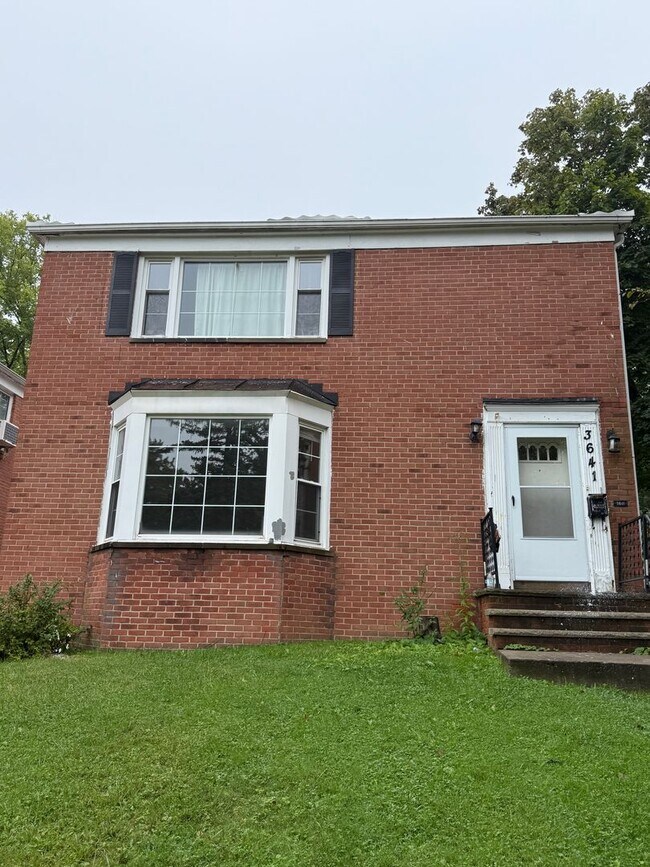 Primary Photo - 3bd DOWNSTAIRS DUPLEX Shaker Section 8/Cas...