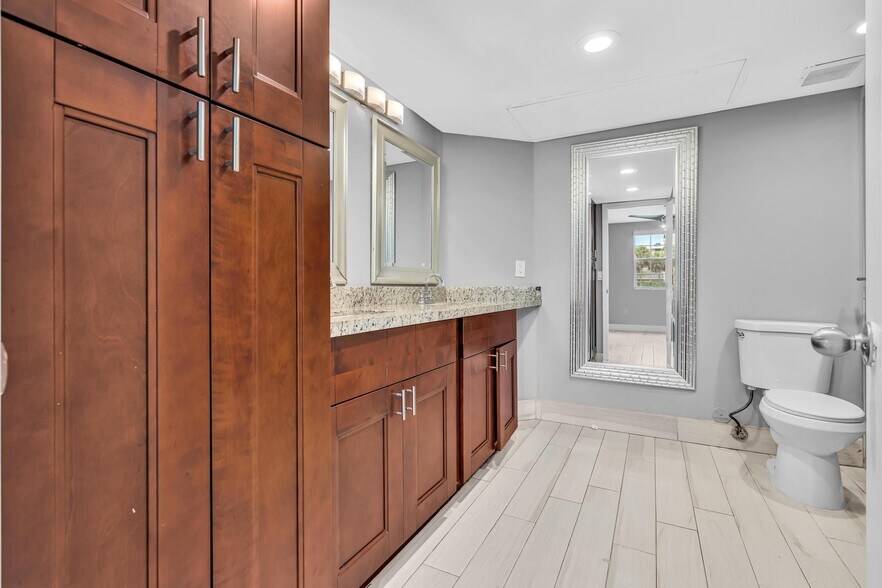 Building Photo - 2851 N Oakland Forest Dr
