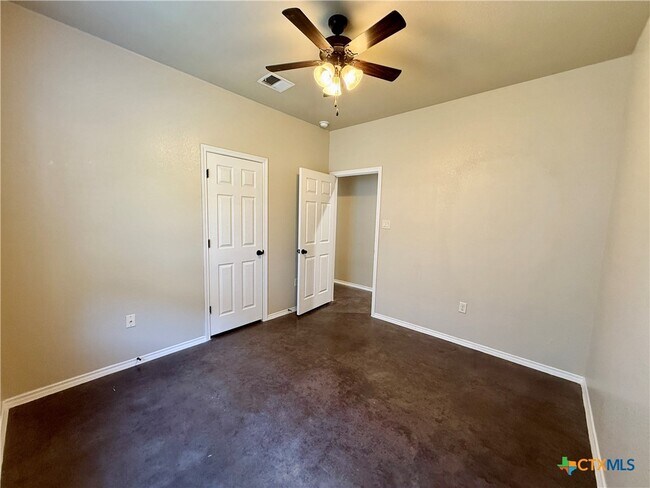 Building Photo - 424 Jack Rabbit Ln