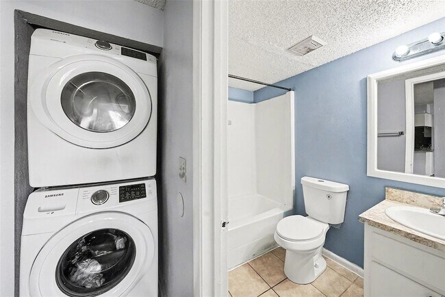 Building Photo - 550 Golden Raintree Pl