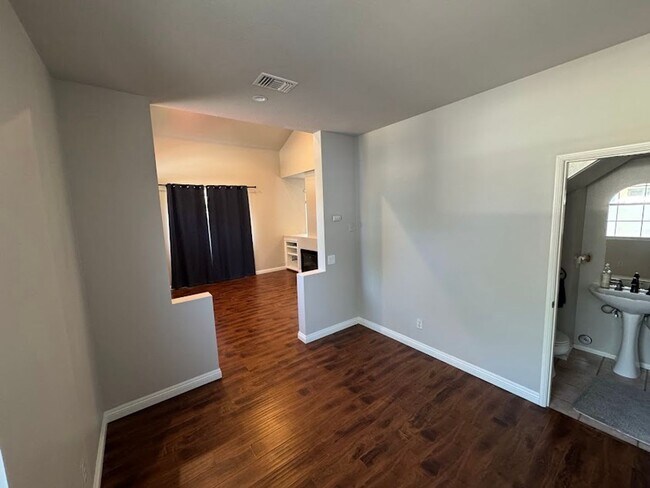 Building Photo - Welcome to this stunning 3-bedroom, 2.5-ba...