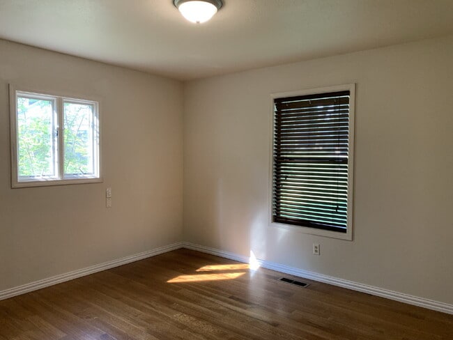 Building Photo - 406 S 37th St