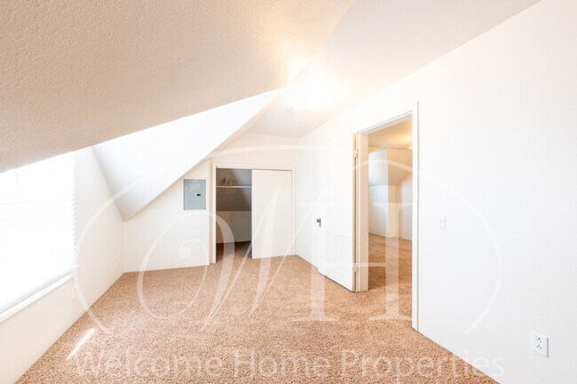 Building Photo - Spacious Attic Apartment Close to WWU