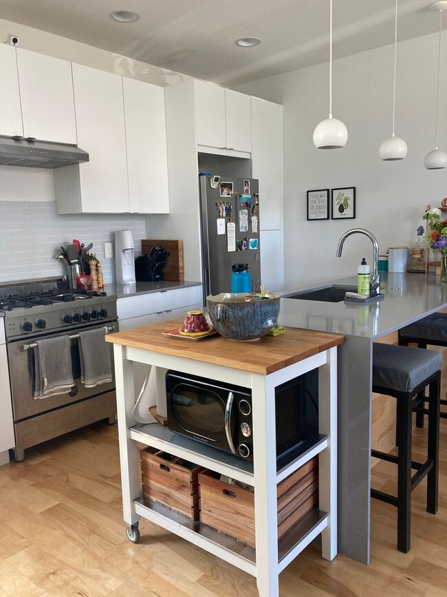 Building Photo - Ballard Townhome