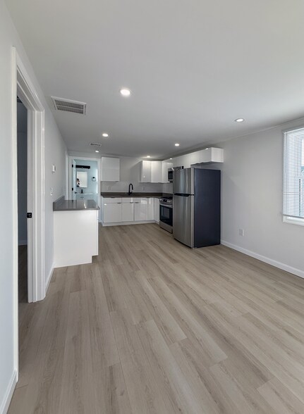 Primary Photo - 39 Schofield St