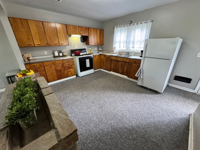 Building Photo - 2 bed, 1 bath home for rent in Hudson available IMMEDIATELY