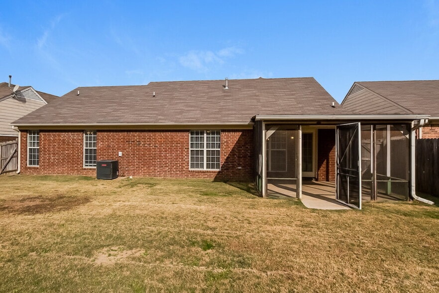 Building Photo - 1741 Madison Cove E