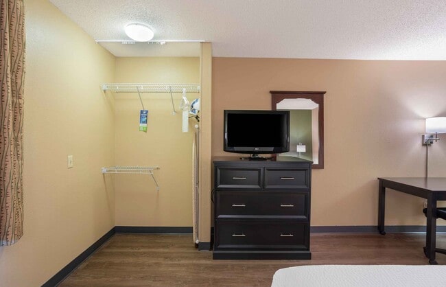 Building Photo - Furnished Studio-Springfield - South