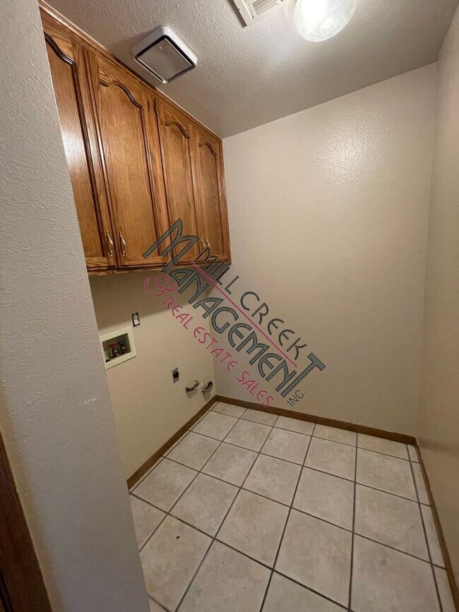 Building Photo - Home in Tulare