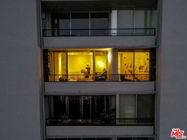 Building Photo - 1100 Alta Loma Rd