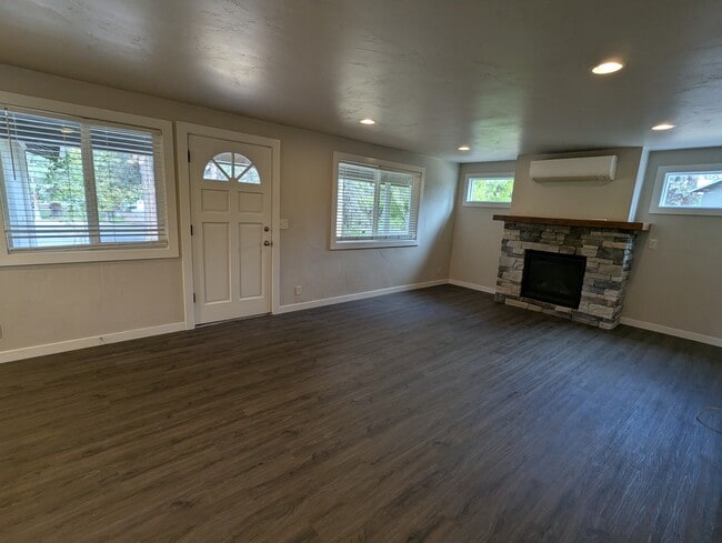 Building Photo - 60865 Jasmine Pl