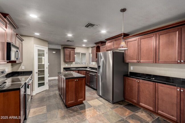 Building Photo - 3912 S Elm St