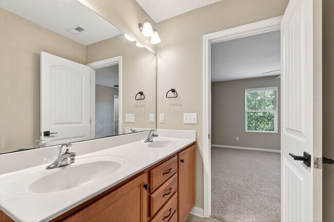 Building Photo - 117 Holly Berry Ln