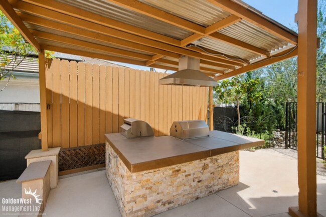 Building Photo - Elegant 5Bdm 3Ba Hilltop Home In Fallbrook!